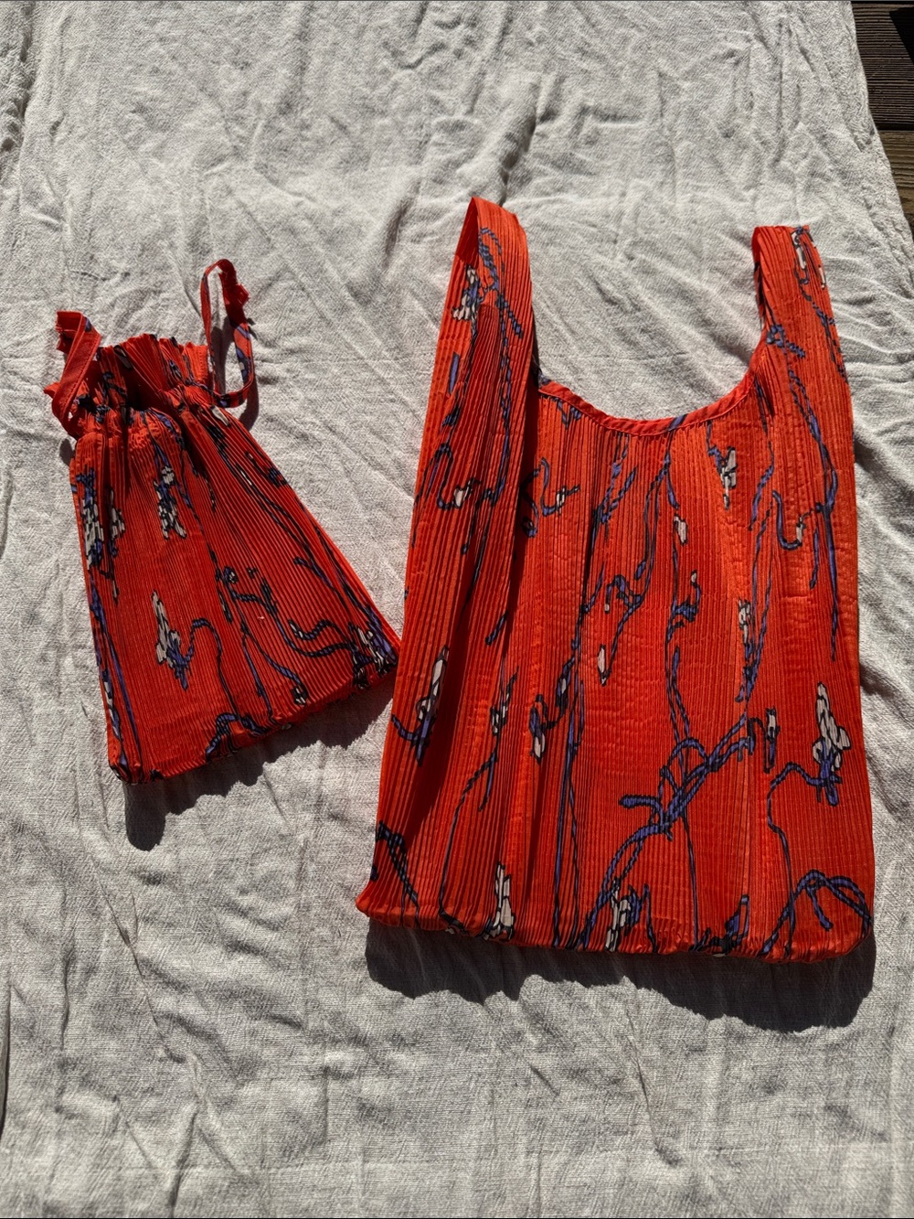 BAGGU Red snapdragon Pleated Tote with Matching Pouch